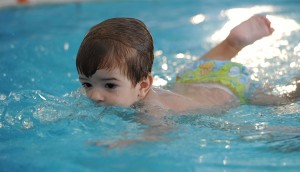 De la ce varsta trebuie sa invete copilul sa inoate